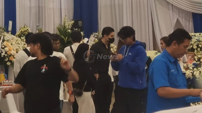 Georgio Antonio memakai pakaian serba hitam di rumah duka ayah Sarwendah, Senin (21/7/2025). [Foto: FTNews.co.id/Selvianus Kopong Basar]